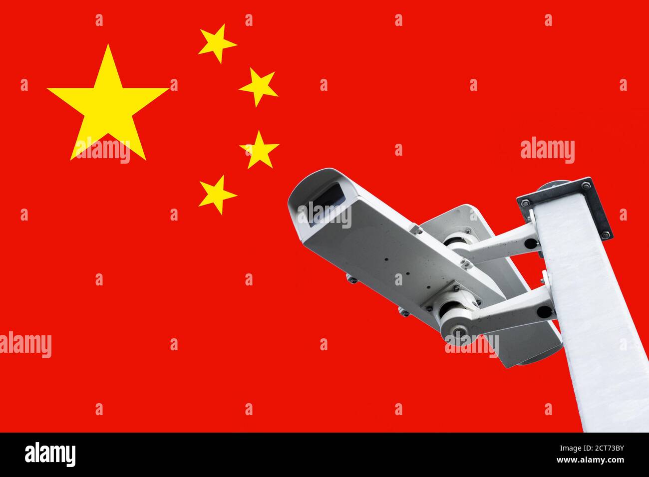 Telecamera CCTV sovrastata sulla bandiera della Cina: sorveglianza di stato, spionaggio..., concetto Foto Stock