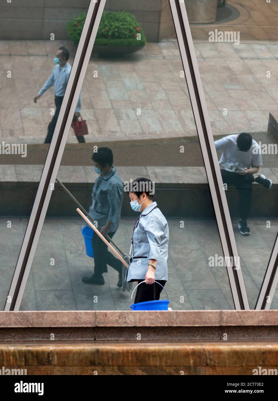 Hong Kong, Hong Kong, Cina. 16 Set 2020. Un più pulito, indossando una maschera, cammina oltre l'esterno riflettente della British Bank Standard Chartered nel quartiere finanziario di Hong Kong centrale. Credit: Jayne Russell/ZUMA Wire/Alamy Live News Foto Stock