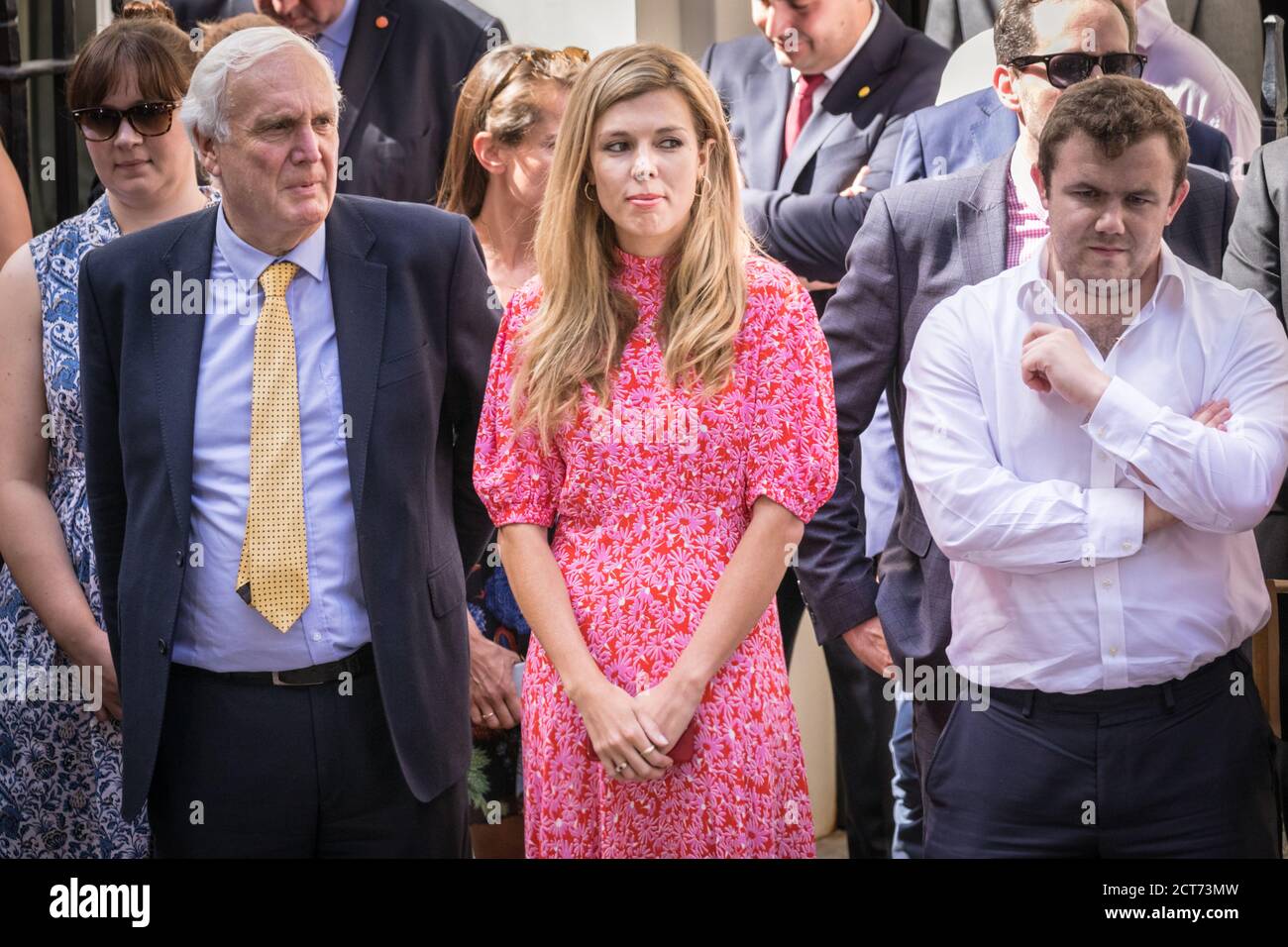 Carrie Symonds, nuova fidanzata del primo ministro britannico, con Sir Edward Lister al primo discorso del PM, Downing Street, Londra, Regno Unito Foto Stock