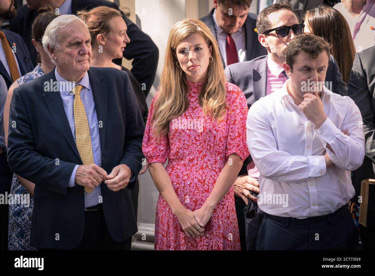Carrie Symonds, nuovo partner del primo ministro britannico, con Sir Edward Lister, nel primo discorso del PM, Downing Street, Londra, Regno Unito Foto Stock
