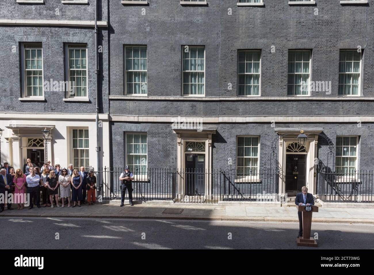Il primo ministro Boris Johnson ha pronunciato il suo primo discorso come PM al di fuori del n. 10 Downing Street con il personale che guarda a Westminster, 24 luglio 2019, Londra, Regno Unito Foto Stock