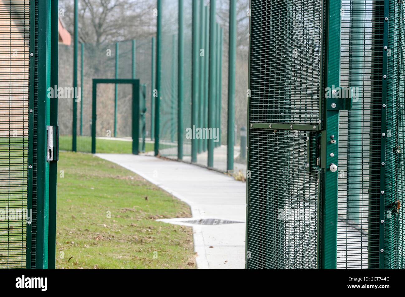 Recinzione di sicurezza in una struttura nel Regno Unito. Foto Stock