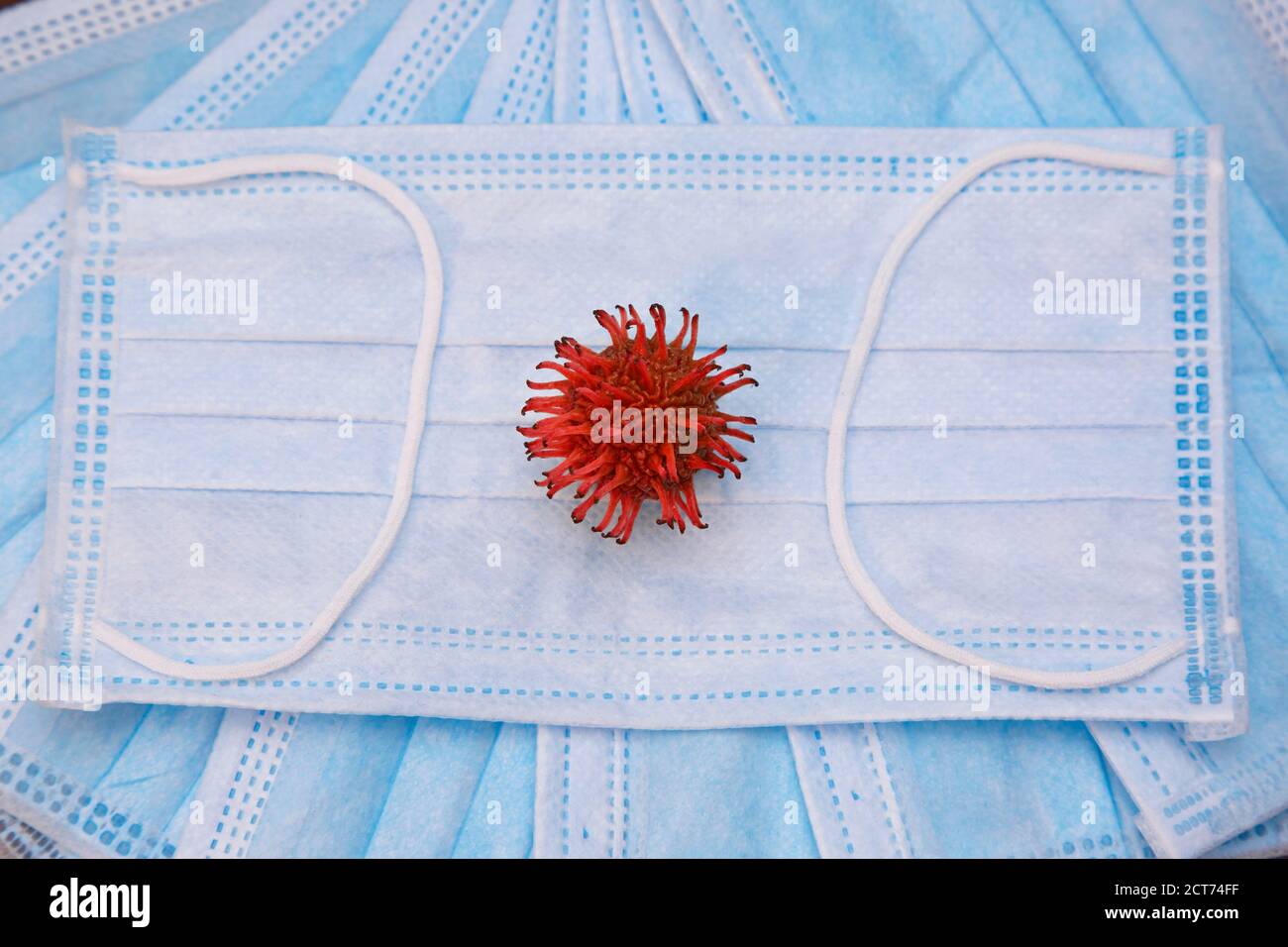 Virus rosso sulla maschera protettiva Foto Stock