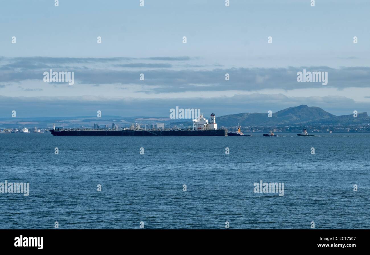 Petroliere greggio la virtù del vantaggio nel Firth of Forth dopo aver lasciato Hound Point, South Queensferry, Scozia. Foto Stock