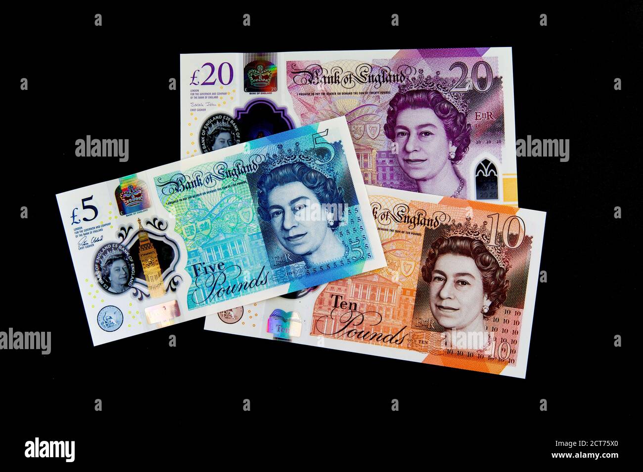 Banconote in polimero britanniche nuove £5, £10 e £20 su sfondo nero Foto Stock