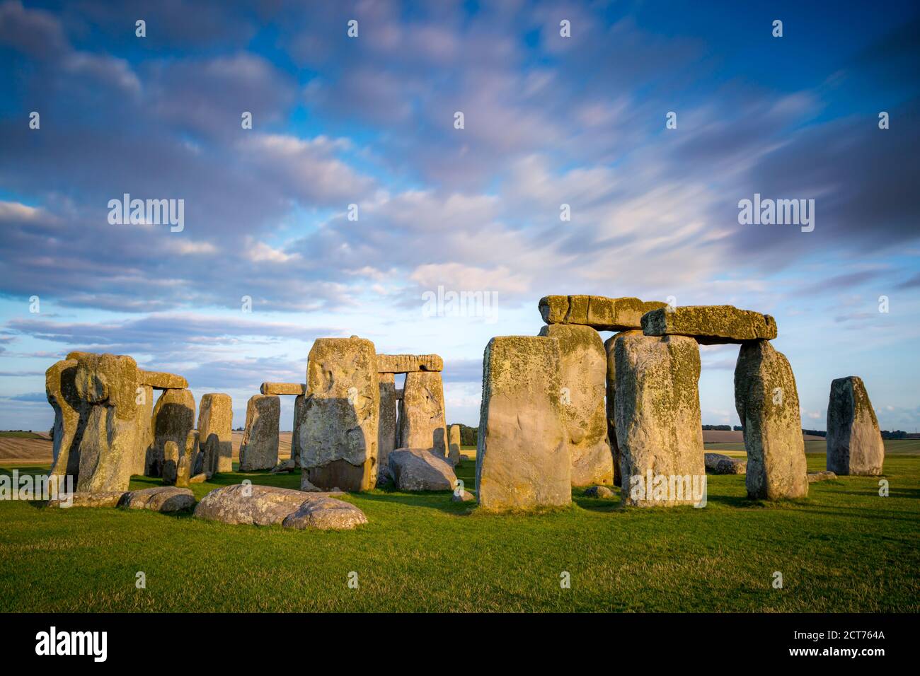 Tramonto su Stonehenge, Wiltshire, Inghilterra, Regno Unito Foto Stock