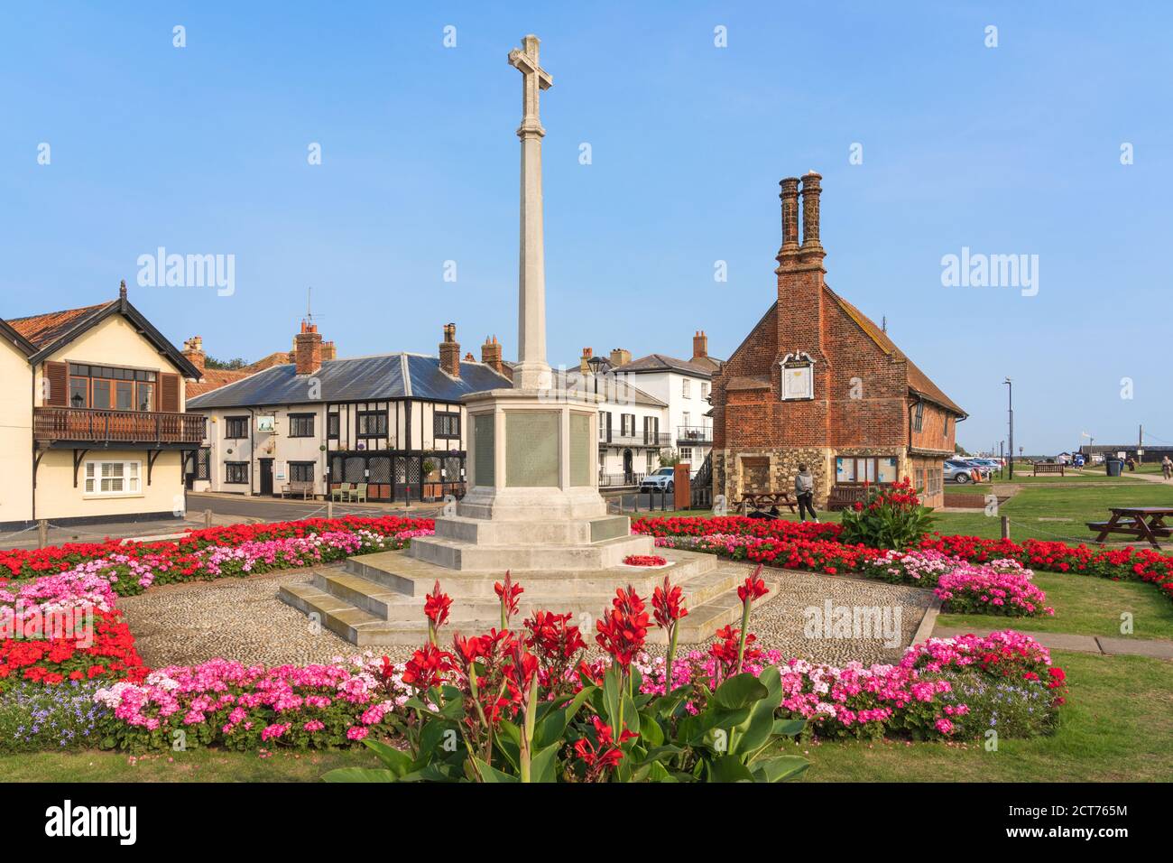 Aldeburgh, Suffolk. REGNO UNITO. 2020. Vista del War Memorial, la Moot Hall e Mill Inn pub ad Aldeburgh, Foto Stock