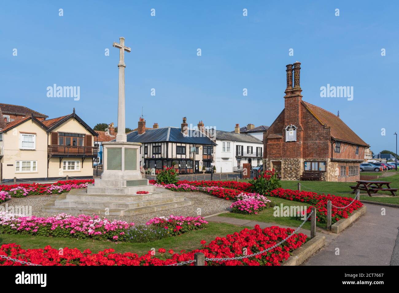 Aldeburgh, Suffolk. REGNO UNITO. 2020. Vista del War Memorial, la Moot Hall e Mill Inn pub ad Aldeburgh, Foto Stock