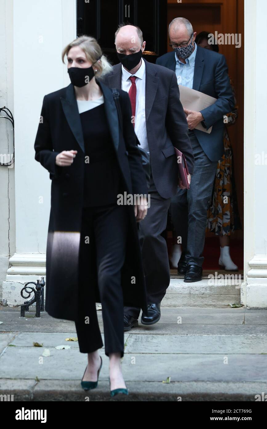 (Da sinistra a destra) Senior aide Cleo Watson, il capo medico del governo Chris Whitty e capo consulente scientifico Sir Patrick Vallance lasciano 11 Downing Street, Westminster, Londra. Foto Stock