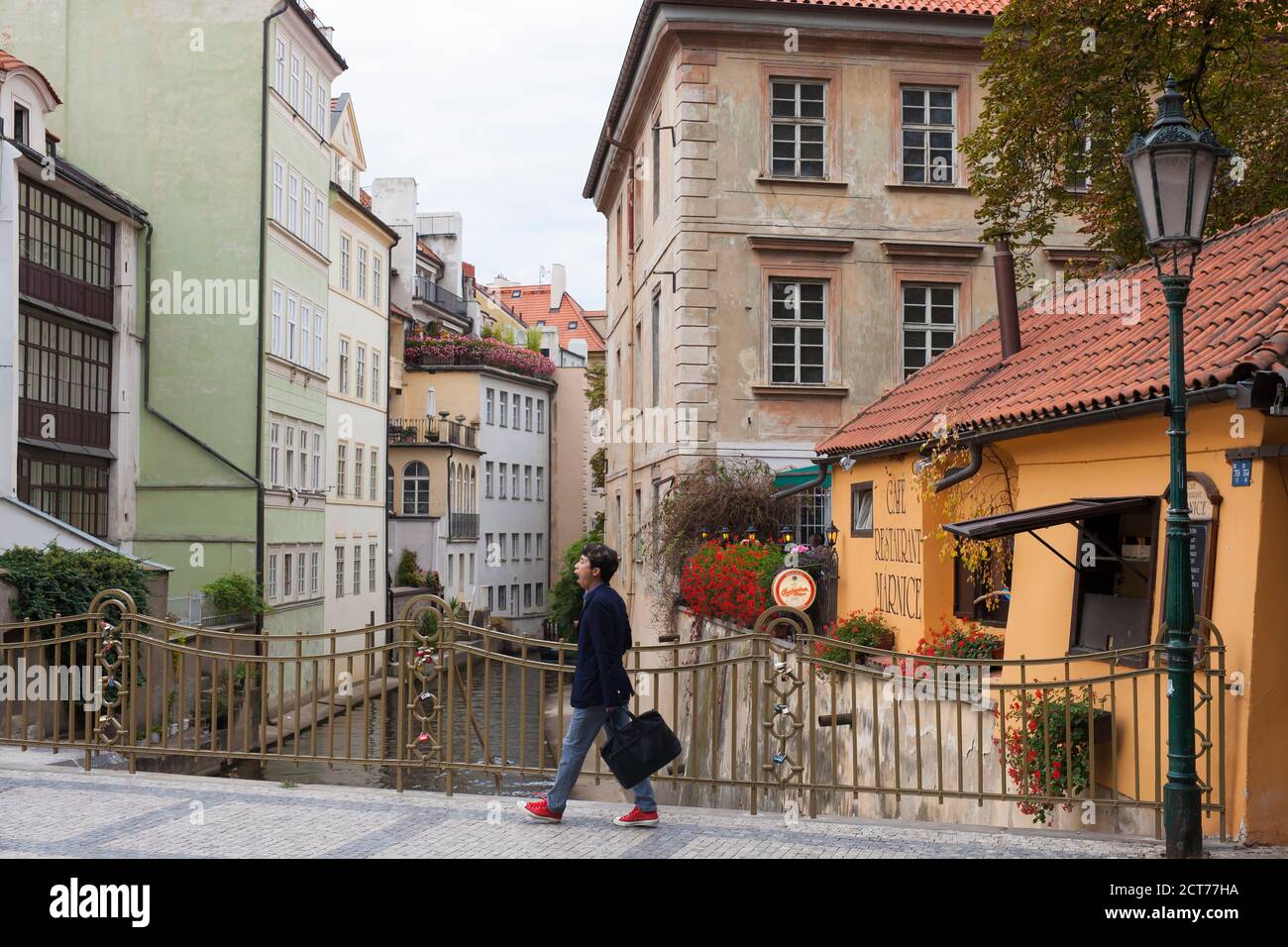 PRAGA, REPUBBLICA CECA - 2015 OTTOBRE. Uomo d'affari stanco con valigia che cammina a casa dal lavoro. Foto Stock