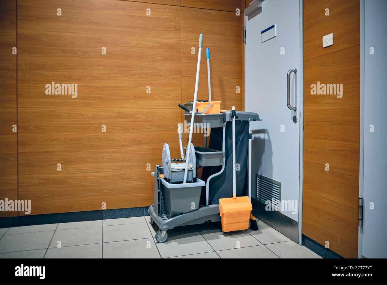 Carrello degli attrezzi per la pulizia. Attrezzature per il servizio di pulizia dell'aeroporto Foto Stock
