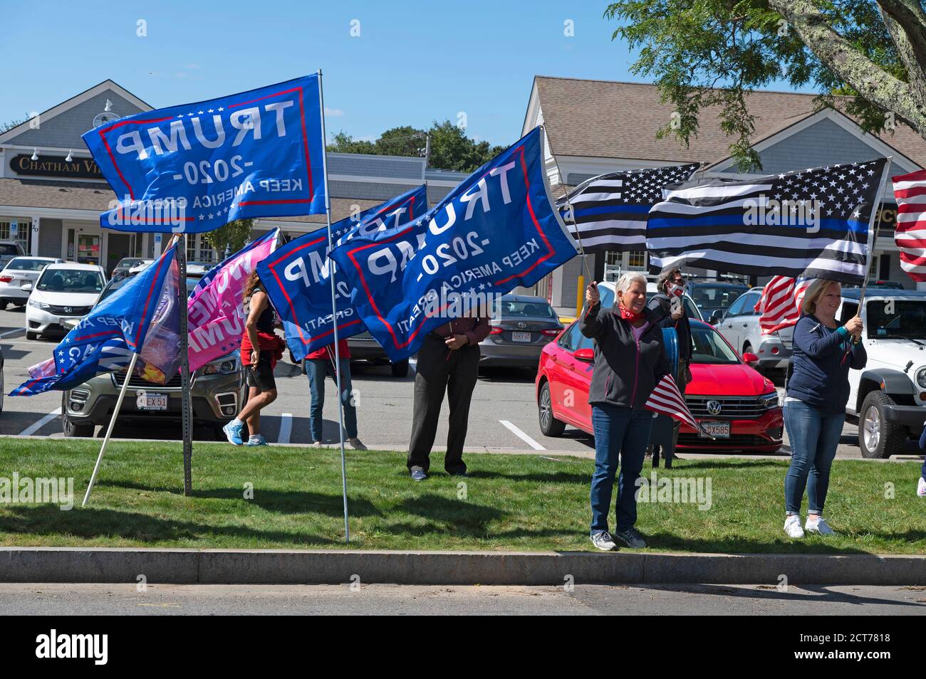 Raduno a bordo strada per la rielezione di Donald Trump al presidente degli Stati Uniti. Chatham, Massachusetts, su Cape Cod, Stati Uniti Foto Stock