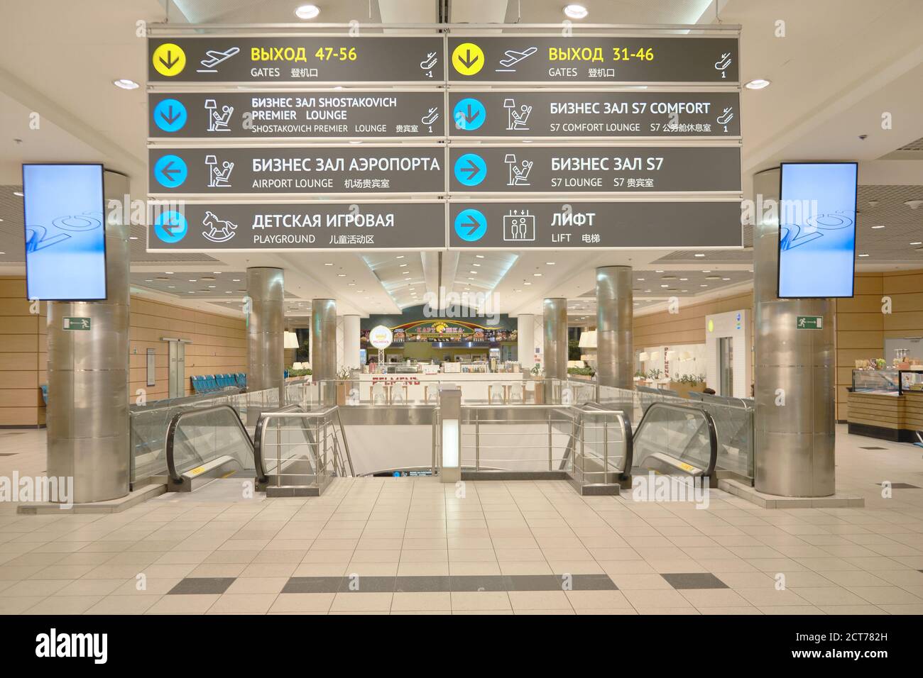 Tavole di navigazione per l'aeroporto e scale con ascensori. Domodedovo aeroporto, Russia - Agosto 2020 Foto Stock