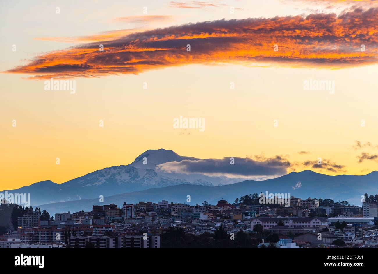 Il vulcano Cayambe all'alba con un paesaggio urbano aereo di Quito, Andes Mountains, Ecuador. Foto Stock