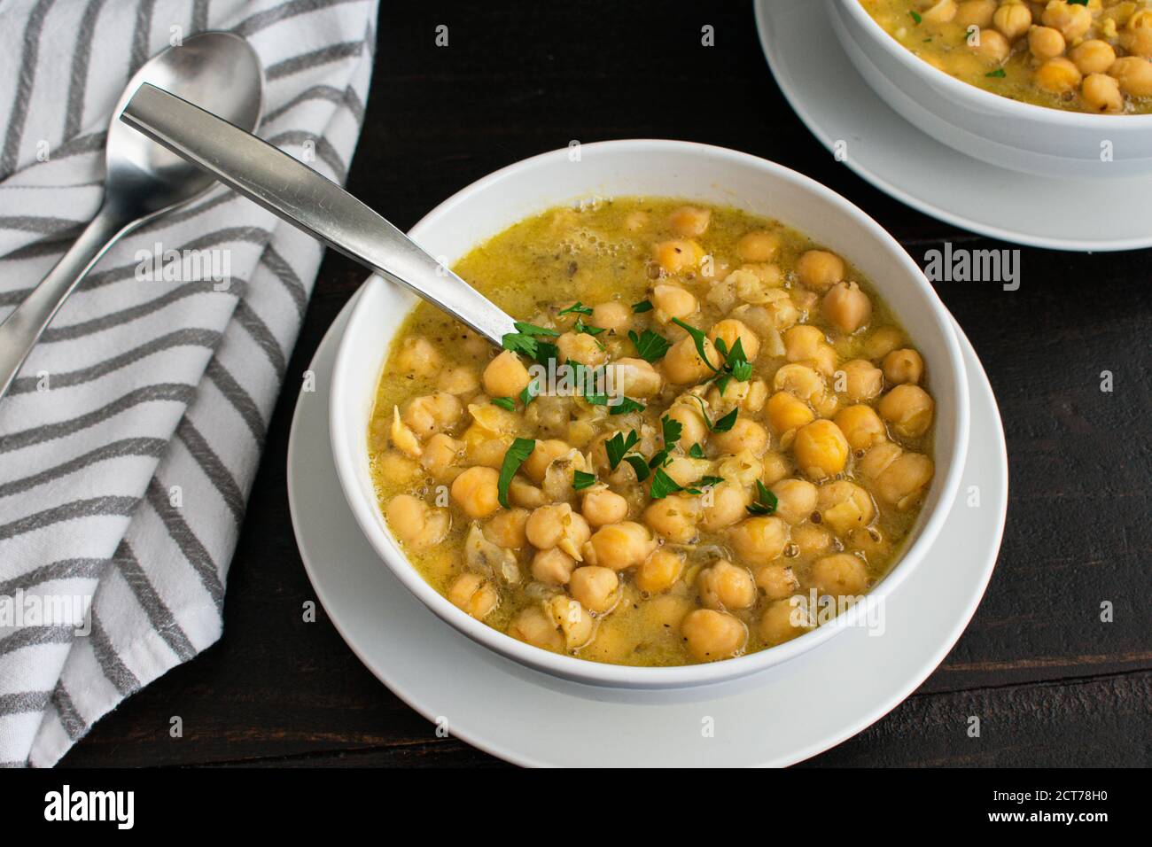 Zuppa greca di ceci con limone e Oregano (Revithosoupa): Ciotole di zuppa greca a base di fagioli garbanzo, limone e origano Foto Stock