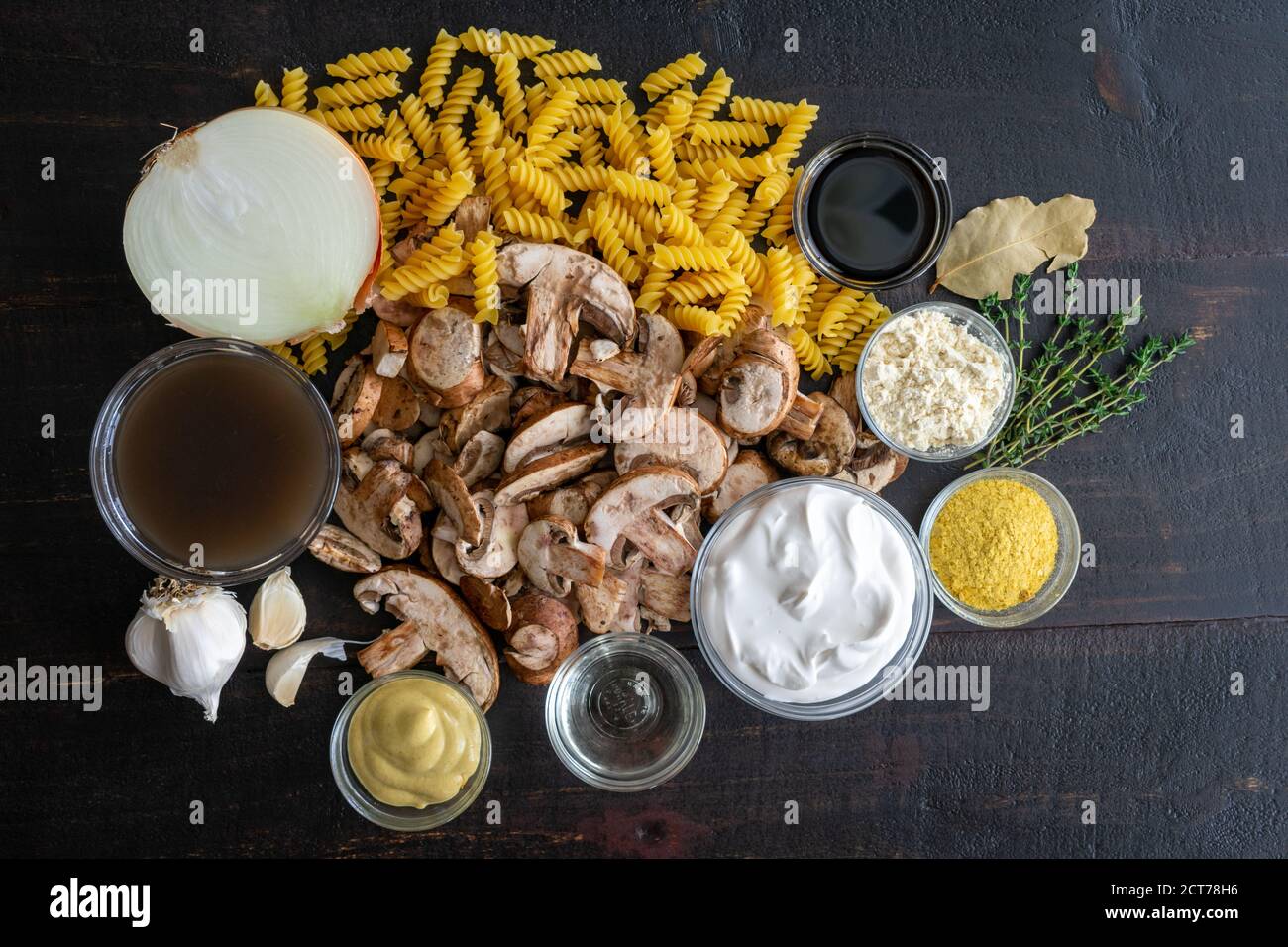 Vegan Mushroom Stroganoff ingredienti: Cibi crudi utilizzati per produrre una versione vegana di stroganoff di funghi Foto Stock