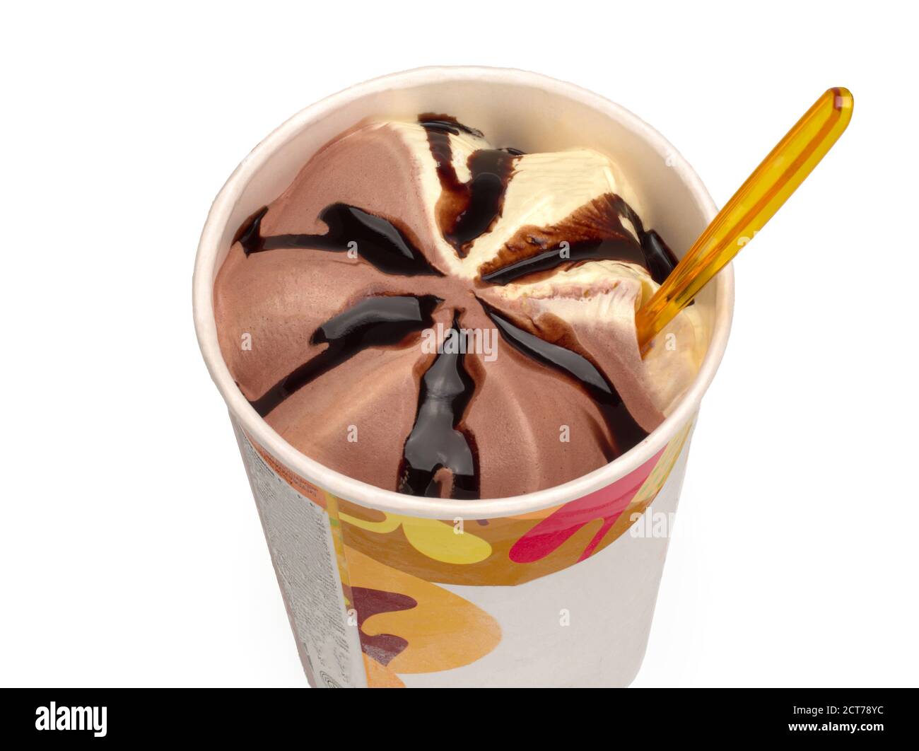 Gelato al limone al cioccolato con salsa al cioccolato su sckground bianco Foto Stock