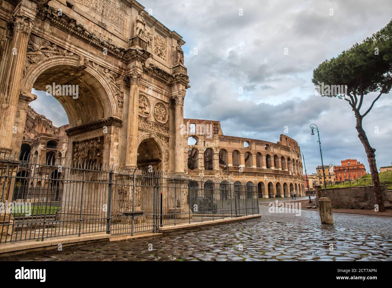 Vista panoramica sulle antiche rovine romane nel centro di Roma. Il Colosseo e l'Arco di Costantino a Roma - famosi edifici romani, Roma, Italia Foto Stock