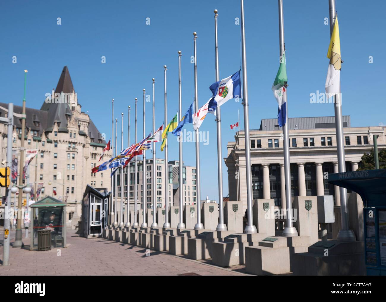 Ottawa. 21 settembre 2020. Bandiere di tutte le province e territori volarono a metà albero in memoria dell'ex PM John Turner, morto questo fine settimana Foto Stock