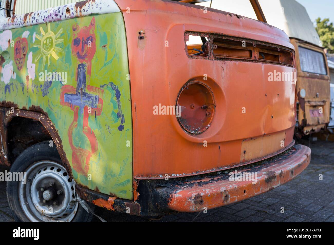 Colorato Volkwagen camper van al cantiere spazzatura in Germania Foto Stock