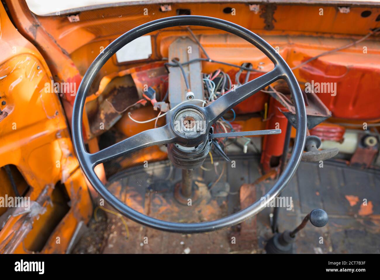 Anteriore di un furgone Volkswagen demolito arancione con volante Foto Stock