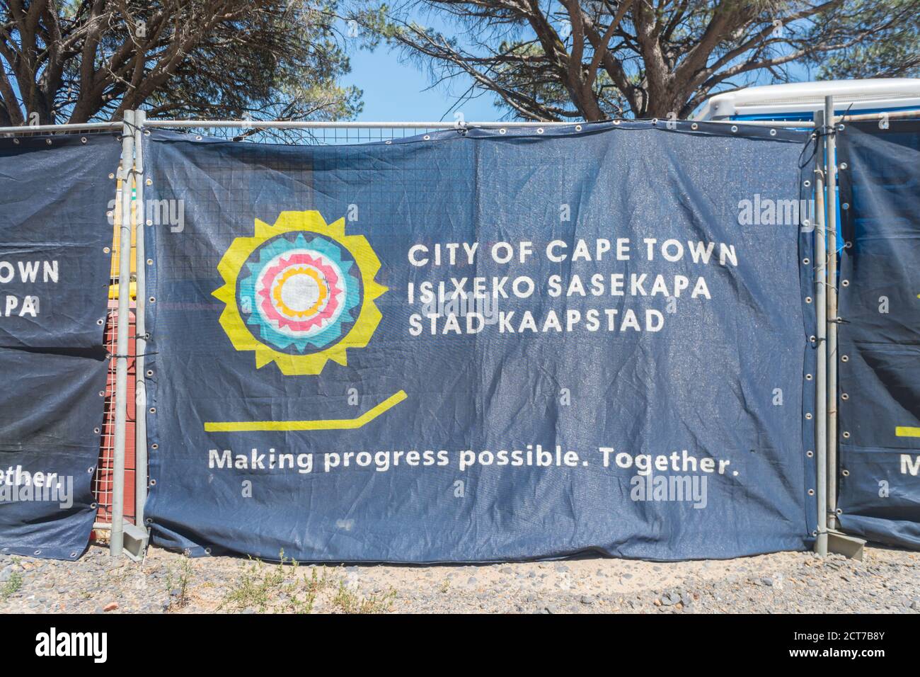 Logo della città del Capo e nome del marchio su plastica fogli avvolti intorno ad un luogo di costruzione Foto Stock