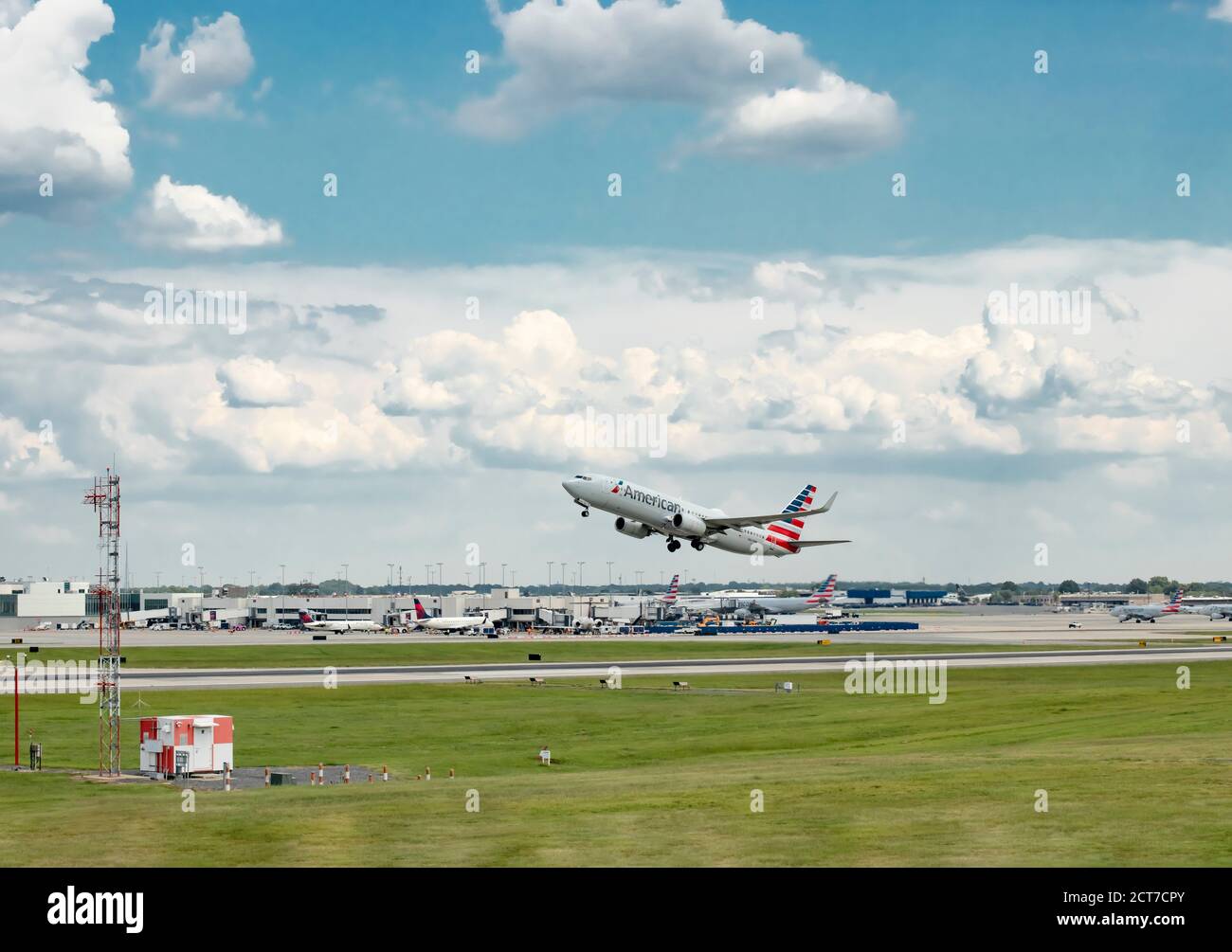 CHARLOTTE, NC (USA) - 24 agosto 2019: Un'American Airlines - Boeing 737-823 in volo poco dopo il decollo dall'aeroporto internazionale Charlotte-Douglas Foto Stock