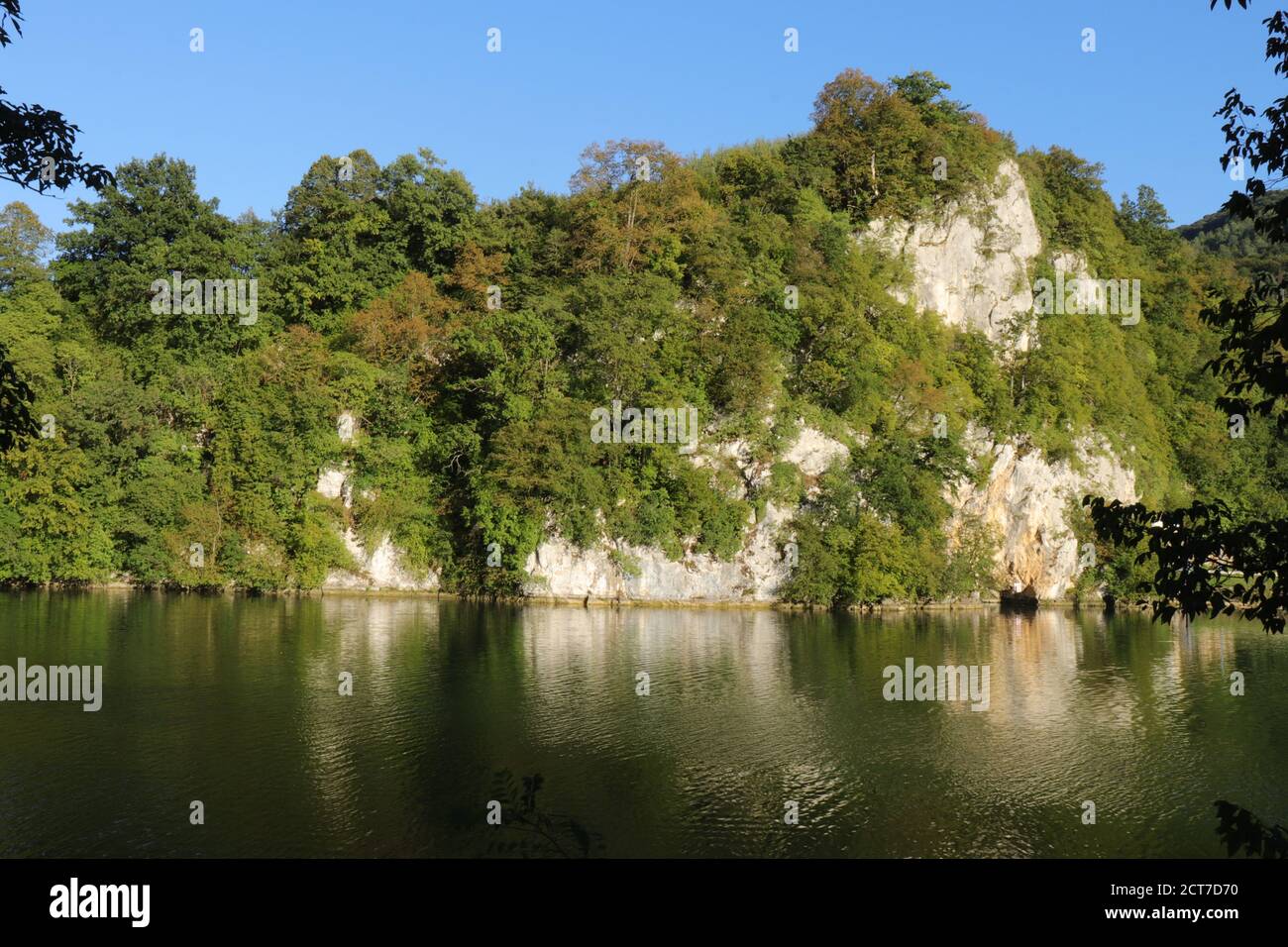 Tranquilla zona verde del lago di Pliva vicino alla città di Jajce in Bosnia Erzegovina Foto Stock