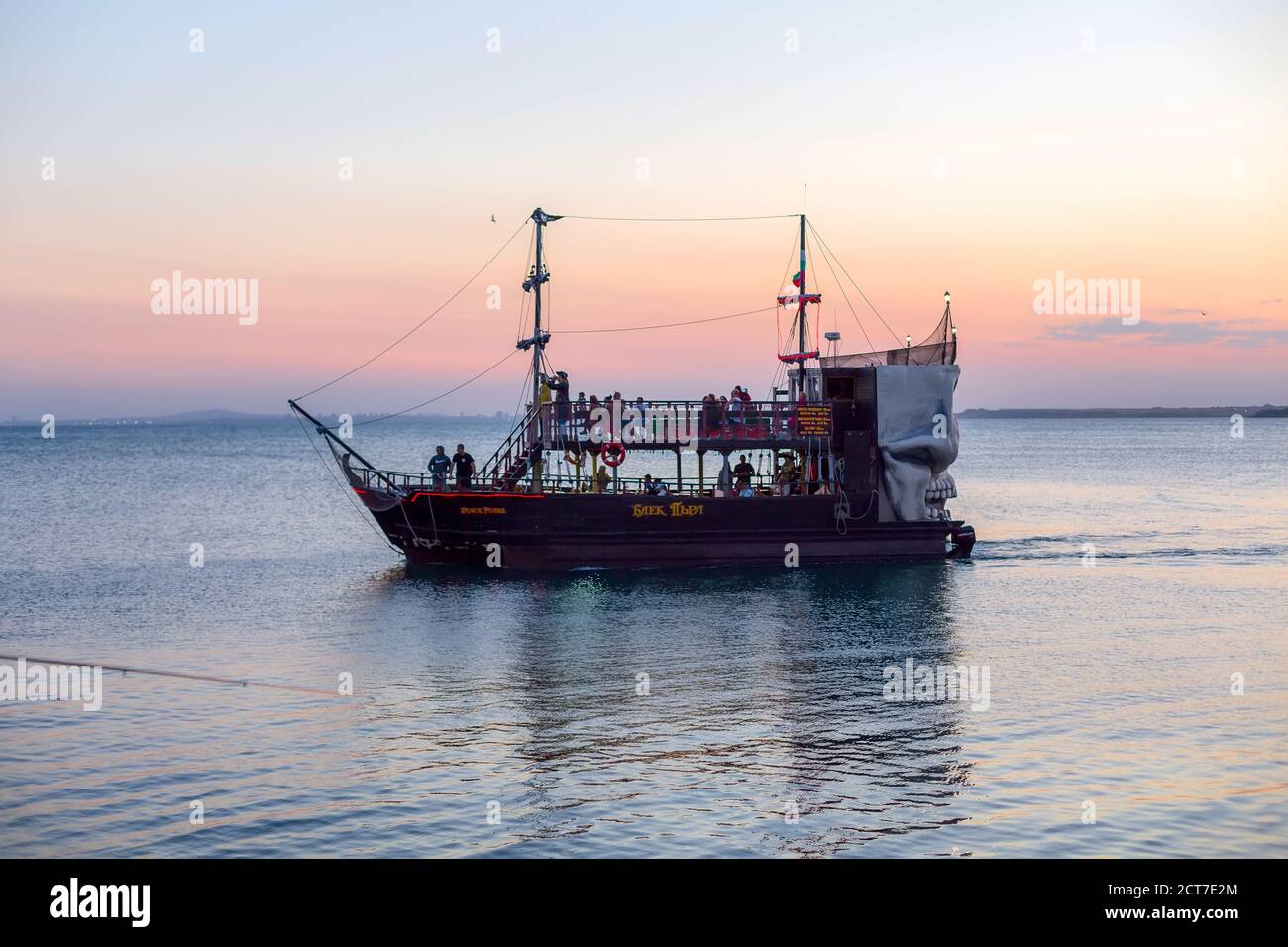 Pomorie, Bulgaria - 15 settembre 2020: Vista sul mare di una divertente barca pirata turistica sulla parte bulgara del Mar Nero Foto Stock