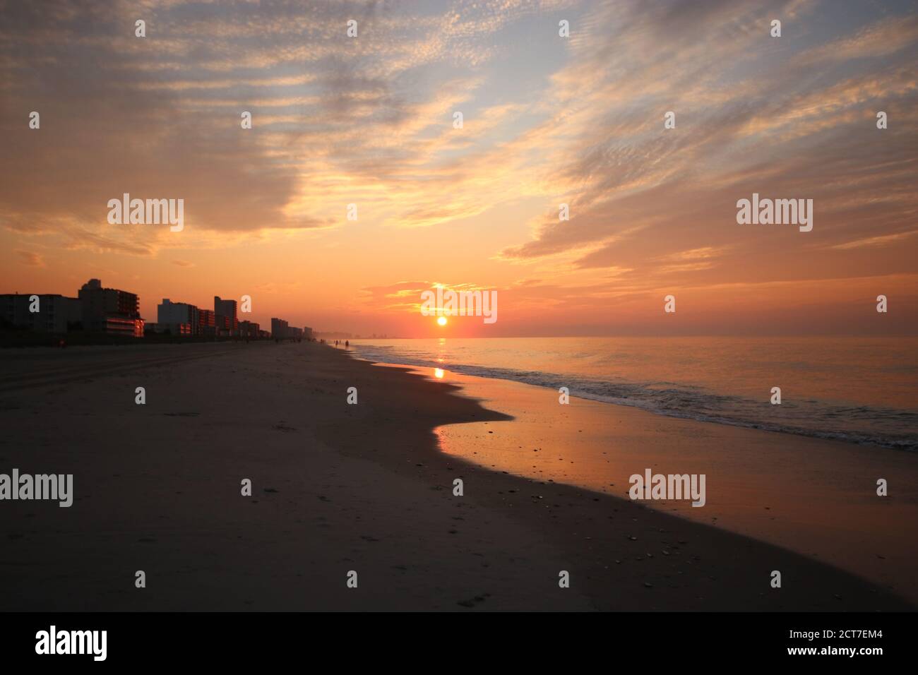 La mattina presto presso la spiaggia dell'oceano atlantico. Splendido paesaggio marino con il sole che sorge sul calmo oceano atlantico. Carolina del Sud, area di Myrtle Beach, Stati Uniti Foto Stock