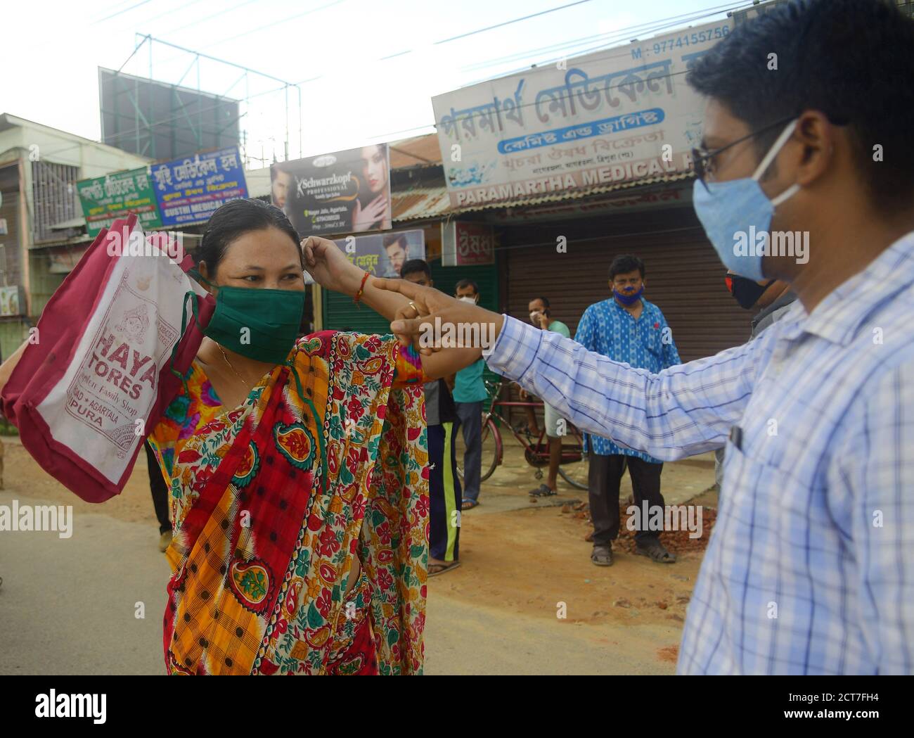 Le persone senza maschera sono multate per non aver ascoltato il Covid – 19 regole messe in atto dal governo, come misura protettiva contro la pandemia del coronavirus che sta uccidendo migliaia di persone in India. Agartala, Tripura, India. Foto Stock