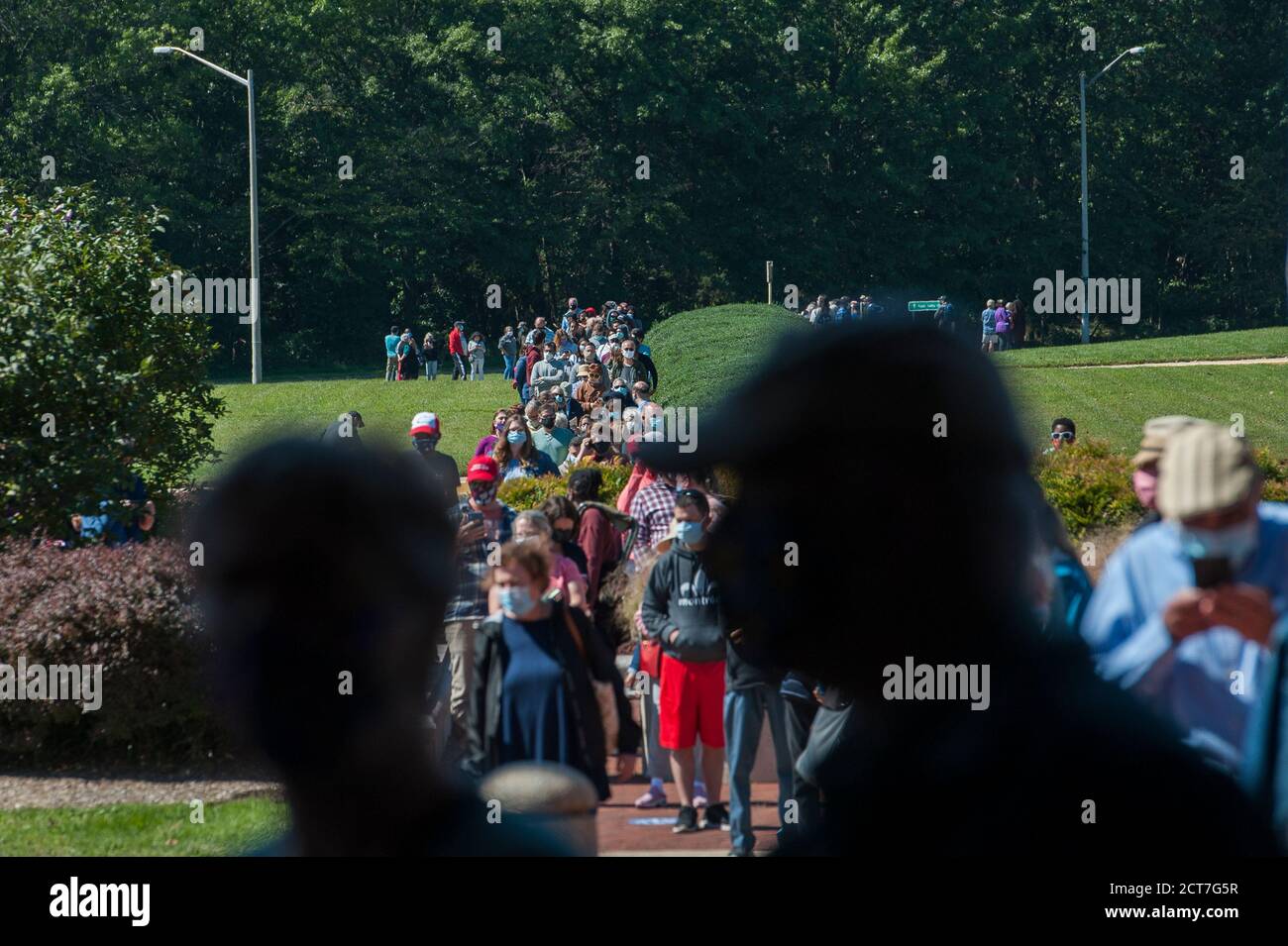 Centinaia di persone si allineano per un'attesa di un'ora il terzo giorno del voto di persona al tribunale della contea di Fairfax a Fairfax, va, lunedì 21 settembre 2020. Lo stato della Virginia ha iniziato a votare in prima persona per le elezioni generali del 2020 venerdì 18 settembre 2020. (Foto di Rod Lamkey Jr./SIPA USA) Credit: Sipa USA/Alamy Live News Foto Stock