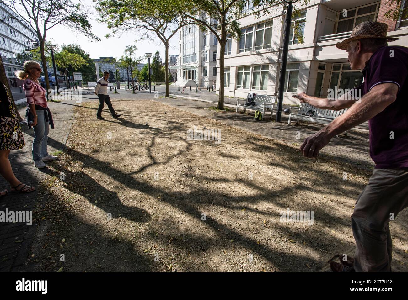 Burgemeester de Monchyplein, l'Aia. Paesi Bassi. Domenica 20 settembre, 2020. Casa lontano da casa! Gli espatriati francesi locali si divertano con una partita a Pétanque in questo pomeriggio caldo e soleggiato, all'Aia. Il gioco del curry ha avuto origine tra il 1907 e il 1910 a la Ciotat, nel regno di Francia in Provenza. Credit: Charles M. Vella/ Vella/Alamy Live News Foto Stock