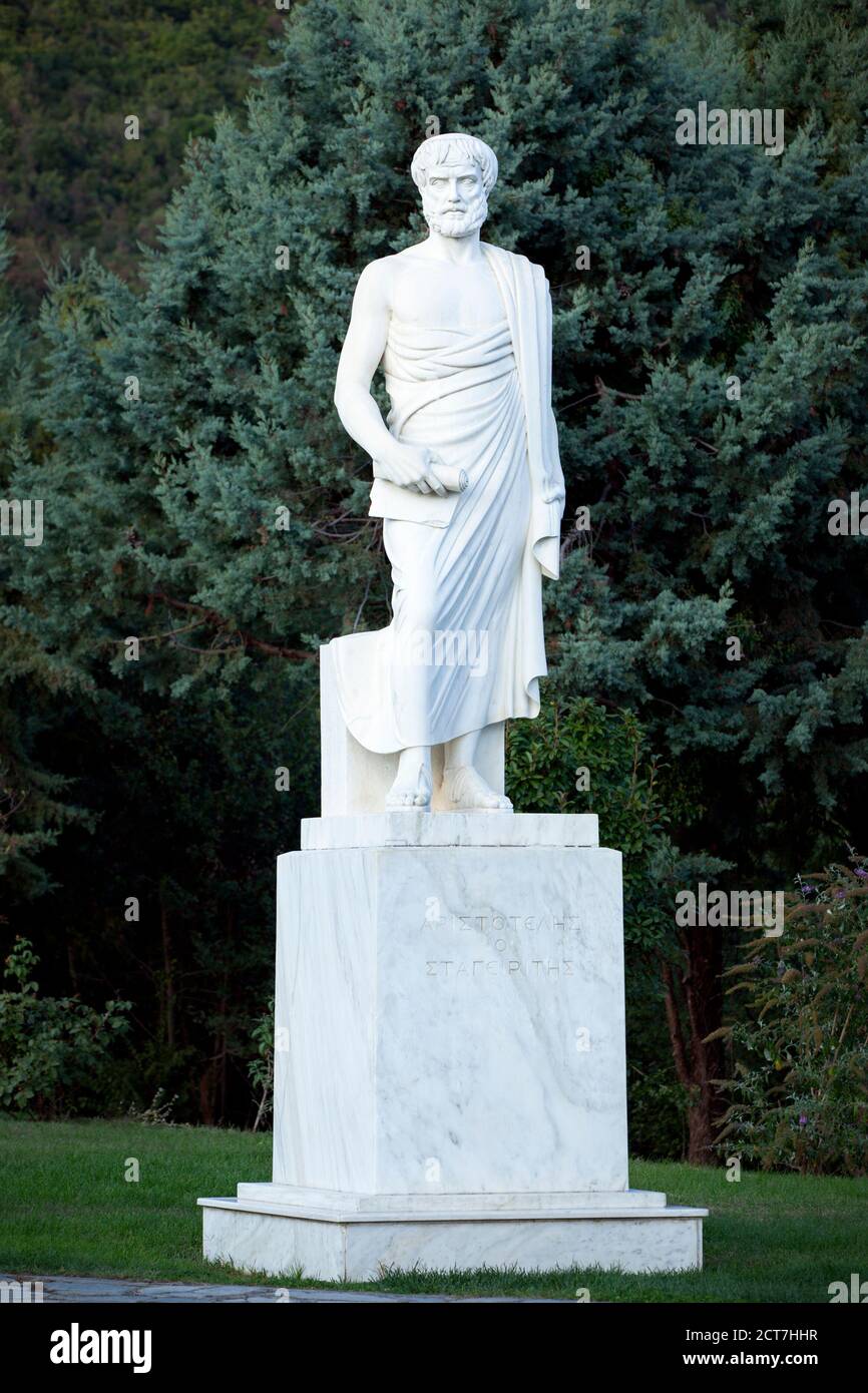 La statua marmorea del filosofo Aristotele, opera dello scultore Nicholas, nel Parco di Aristotele a Stagira, Halkidiki, Grecia Foto Stock