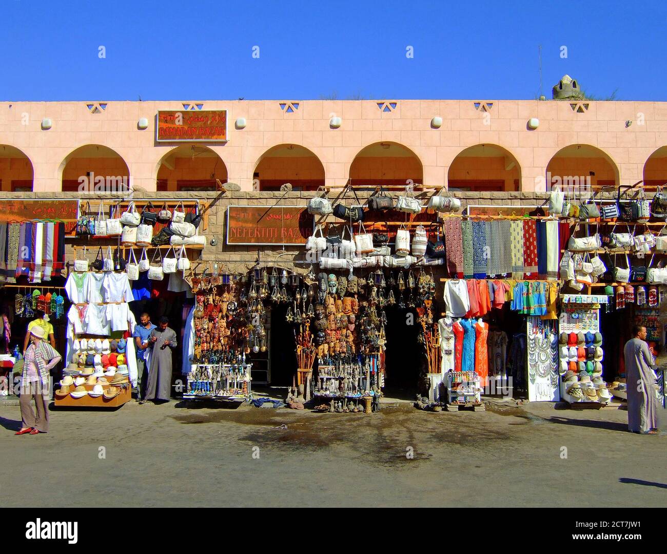 Egyptian Street market serling souvenir e colorati trinket per i turisti, Egitto, 2008 Foto Stock
