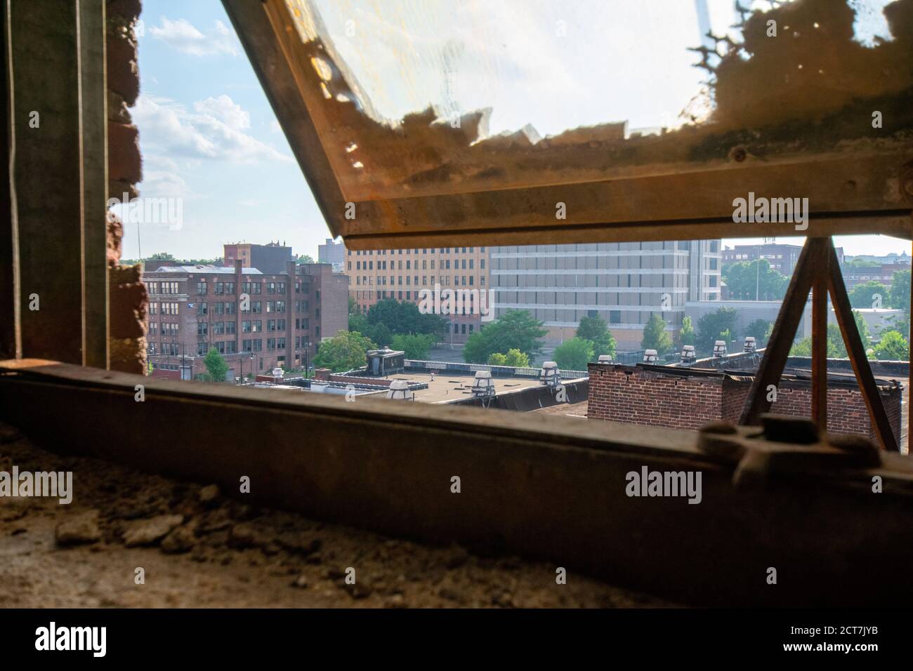 Guardando fuori una vecchia finestra sterrata al City Skyline Di Newark New Jersey Foto Stock