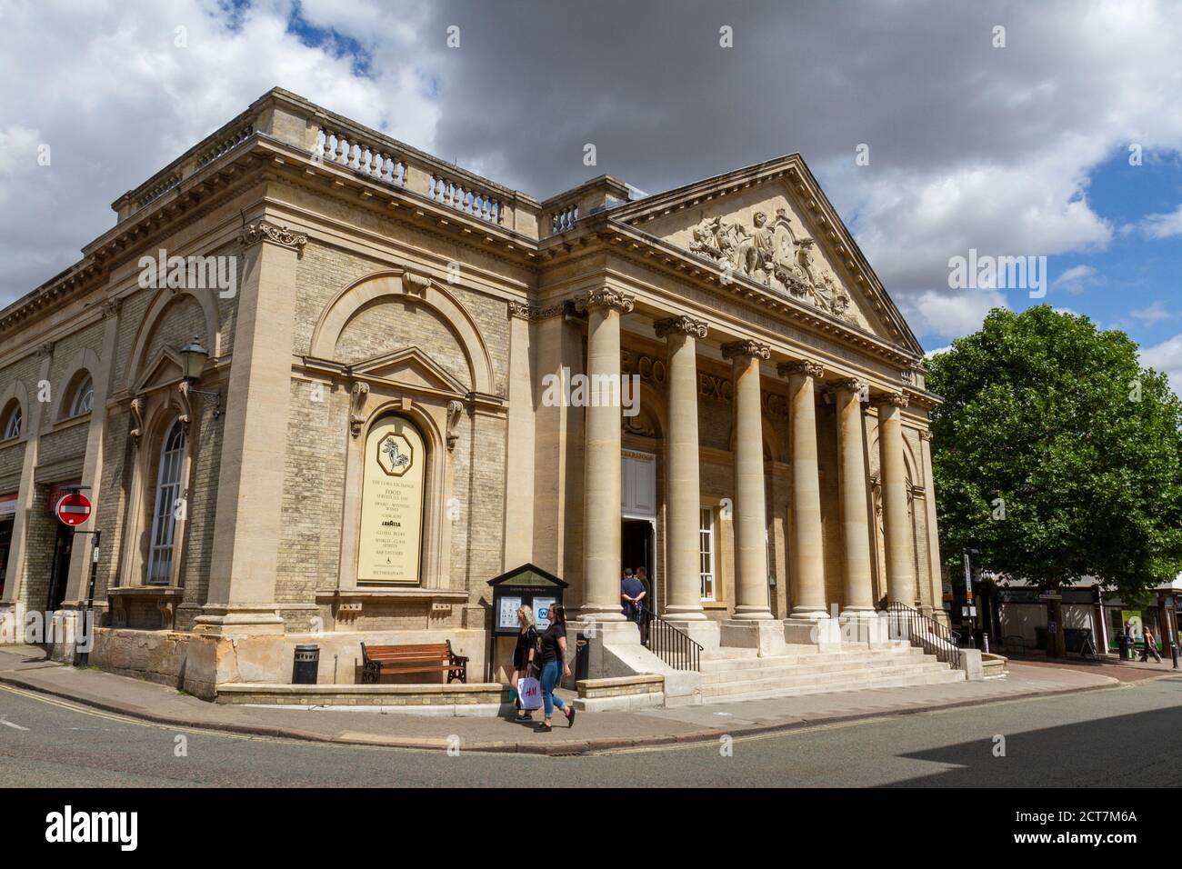 The Corn Exchange, ora casa pubblica J D Wetherspoon, Abbeygate Street, Bury St Edmunds, Suffolk, Regno Unito. Foto Stock