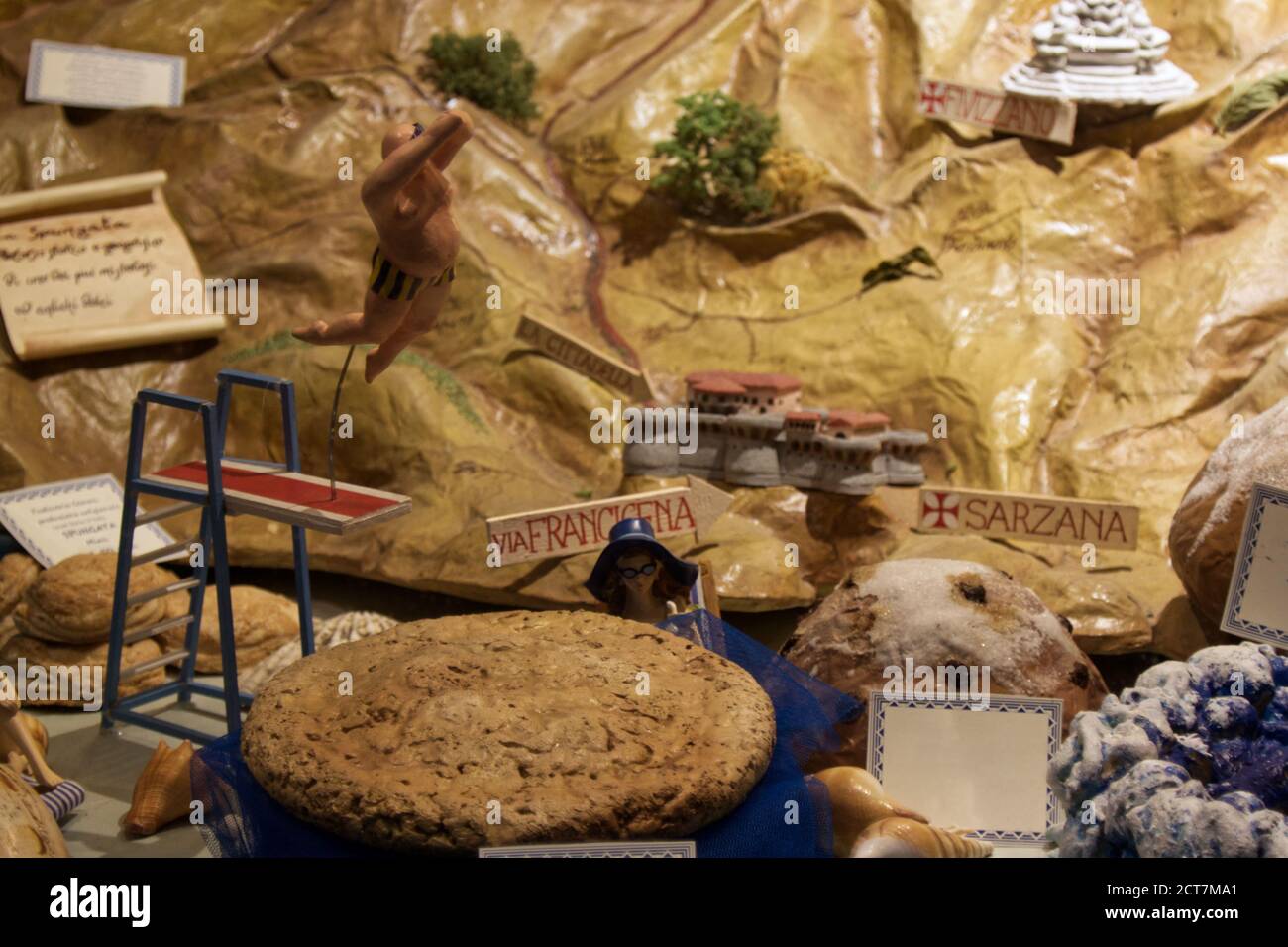 Bella vetrina di una pasticceria con prodotti tipici liguri nel golfo dei poeti Foto Stock