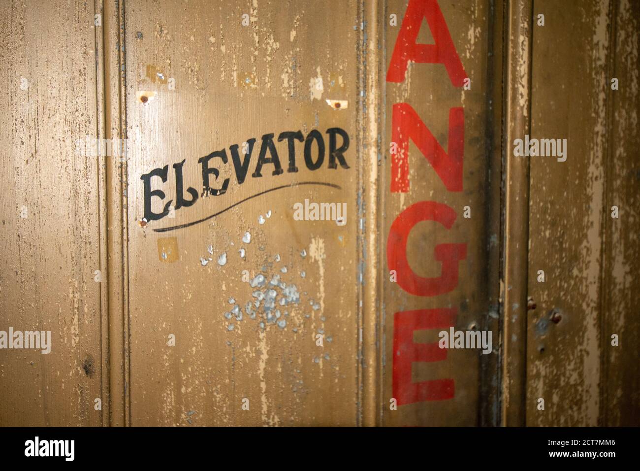 Una porta in vecchio stile con testo che dice Elevator on Esso Foto Stock