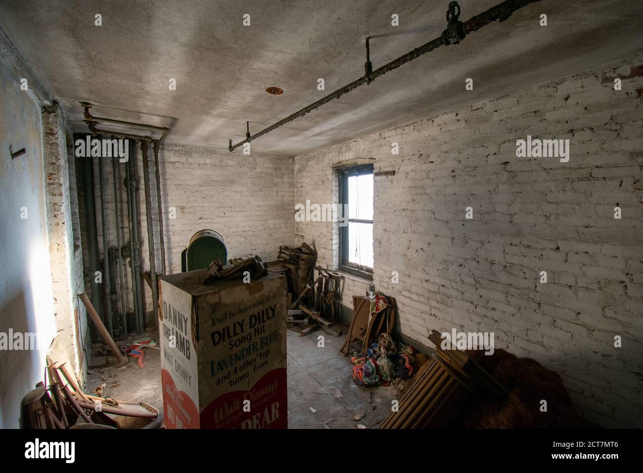 Una stanza in un teatro abbandonato pieno di props usato In un gioco anni agog Foto Stock