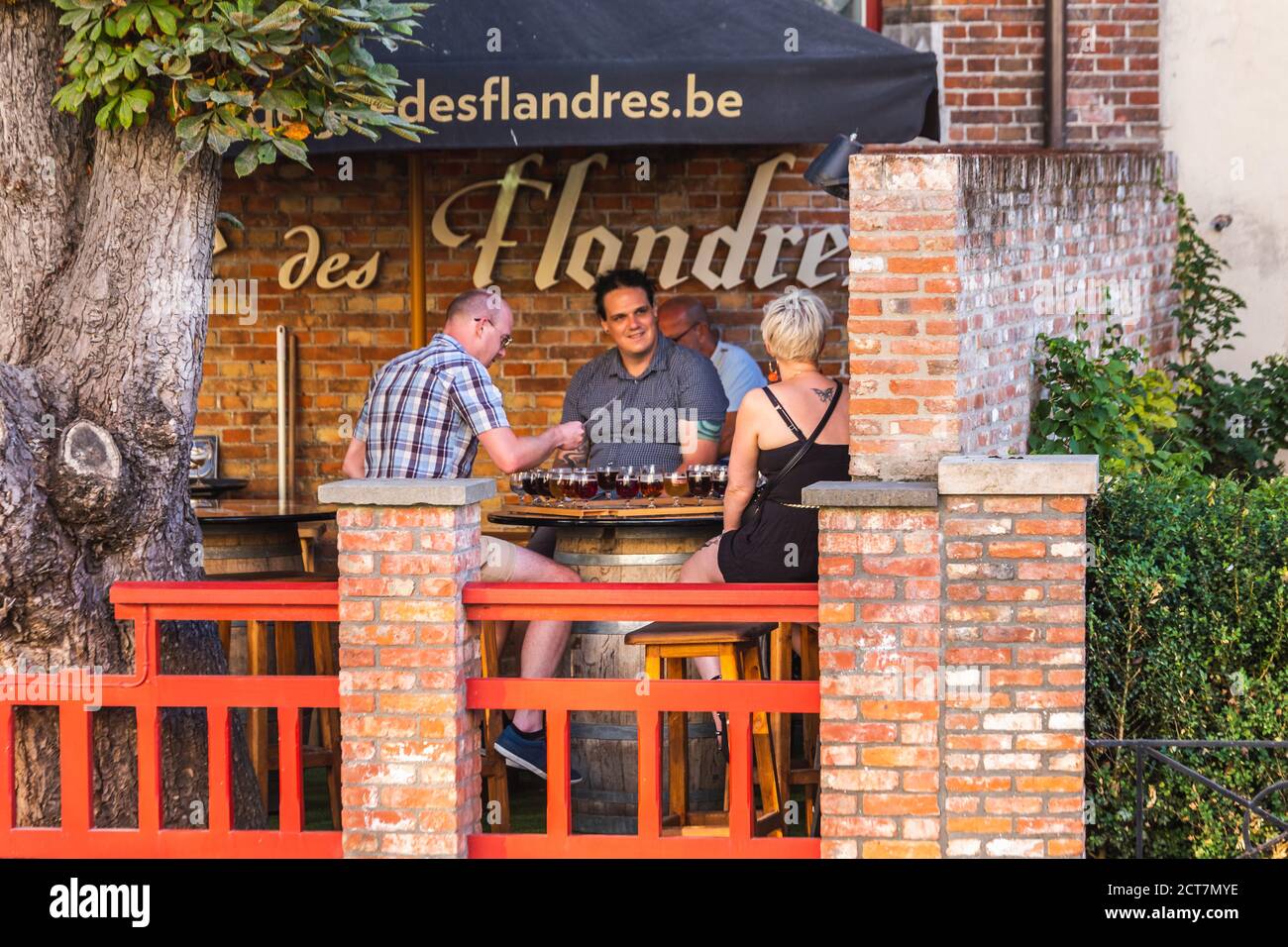 Persone alla degustazione di birra a Bruges, in Belgio. Bruges, Belgio - Luglio 28 2018. Foto Stock