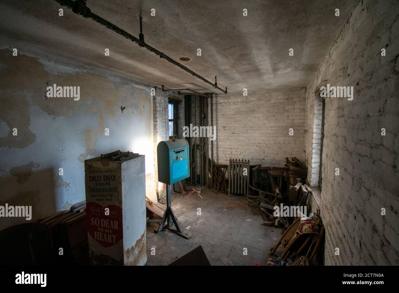 Una stanza in un teatro abbandonato pieno di props usato In un gioco anni agog Foto Stock