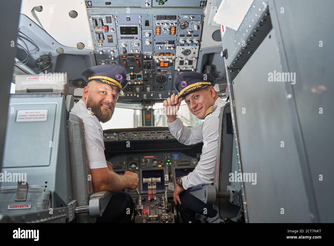 Vista del ponte di volo e due piloti amichevoli dentro esso Foto Stock
