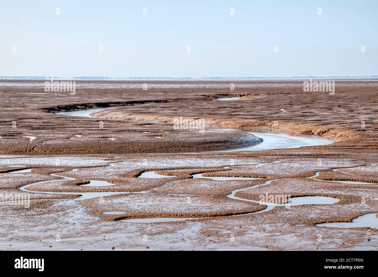 Il sentiero del fiume Ingol verso il mare attraverso le mudflats del Wash, vicino a Snettisham in Norfolk. Foto Stock