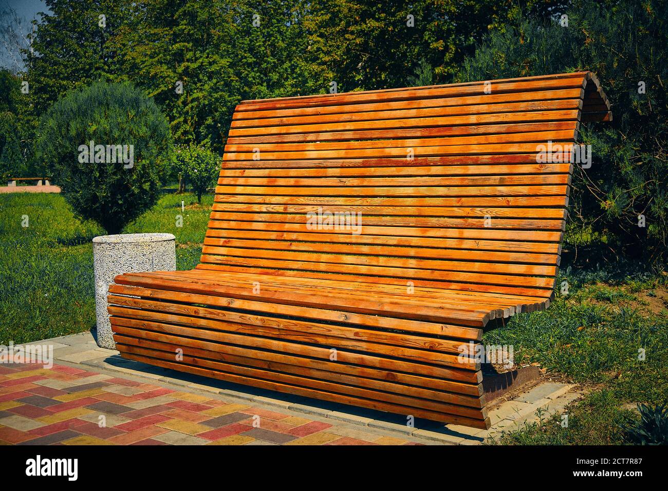 Panca in legno con schienale alto nel parco Foto Stock