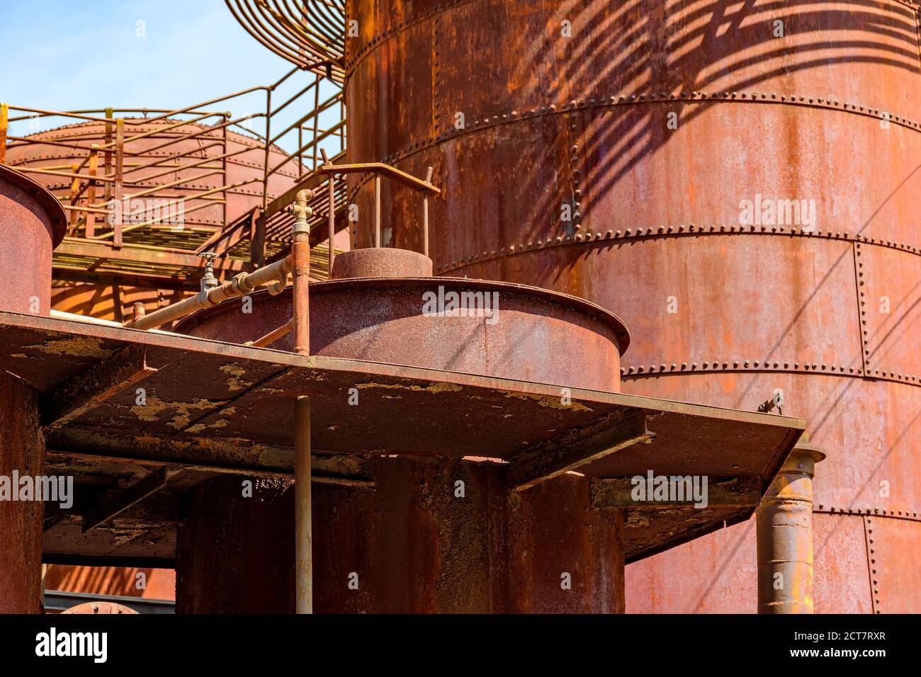 Ingranaggi corrosi e arrugginiti, serbatoi e tubi di vecchi macchinari per la lavorazione di minerale di ferro abbandonato a Minas Gerais, Brasile Foto Stock
