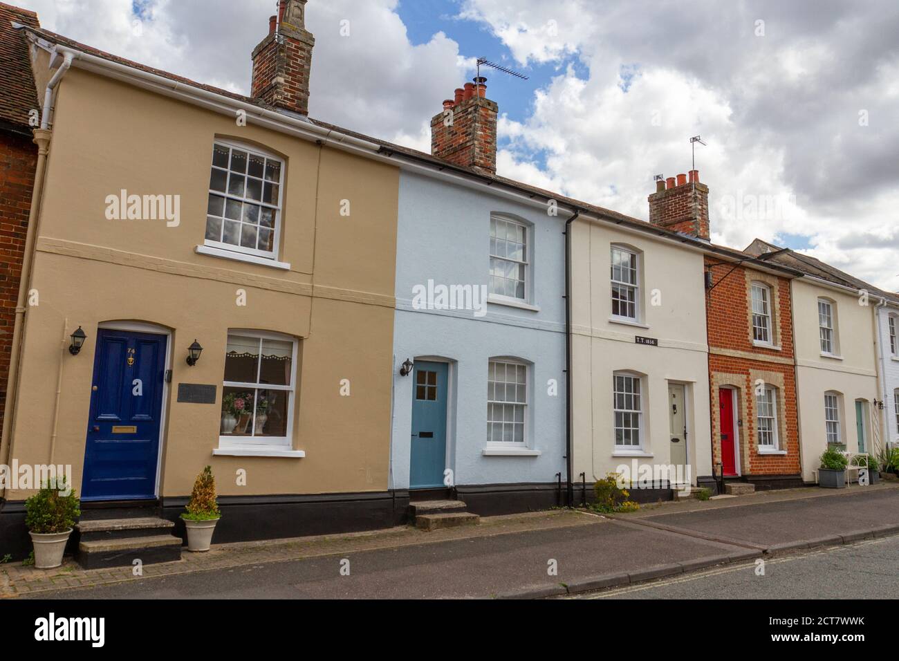 Colorati cottage terrazzati di metà del 19 ° secolo (c.. 1856), High Street, Lavenham, Suffolk, Regno Unito. Foto Stock