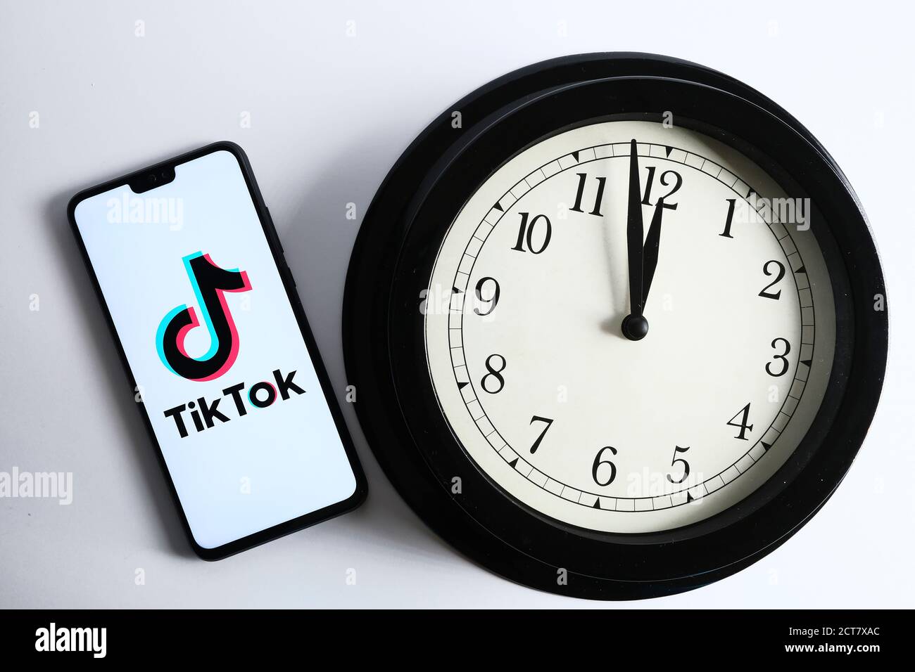 Stafford / UK - Settembre 21 2020: TikTok e l'orologio, concetto. Logo  TikTok visualizzato sullo smartphone e orologio analogico accanto Foto  stock - Alamy