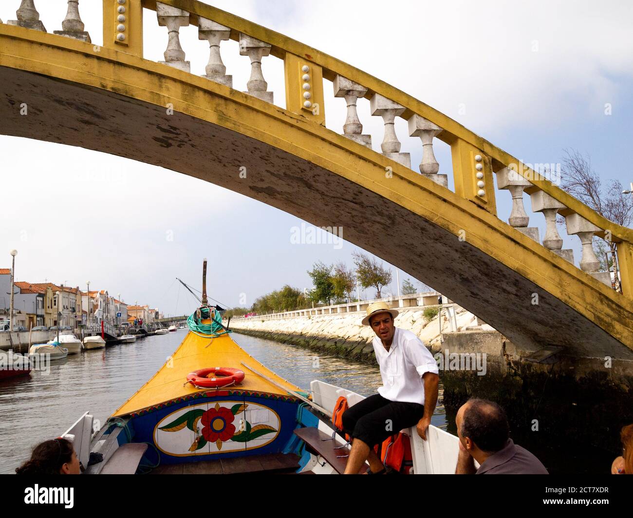 Tradizionale barca turistica Moliceiro passando sopra il ponte di Carcavelos sul canale di Sao Roque, Aveiro, Portogallo Foto Stock