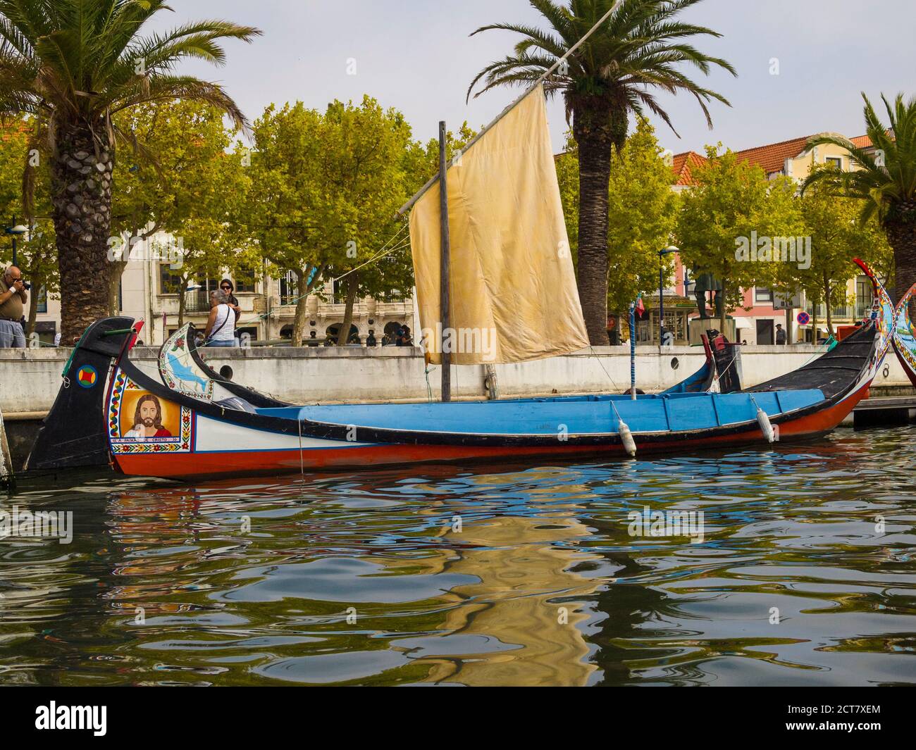 Tradizionale barca turistica Moliceiro sul canale di Sao Roque, Aveiro, Portogallo Foto Stock